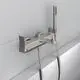 Waschbeckenarmatur von Ideal Standard in silberner Ausführung. Enthält einen Handbrauseanschluss und ist an einer hellen Wand montiert.